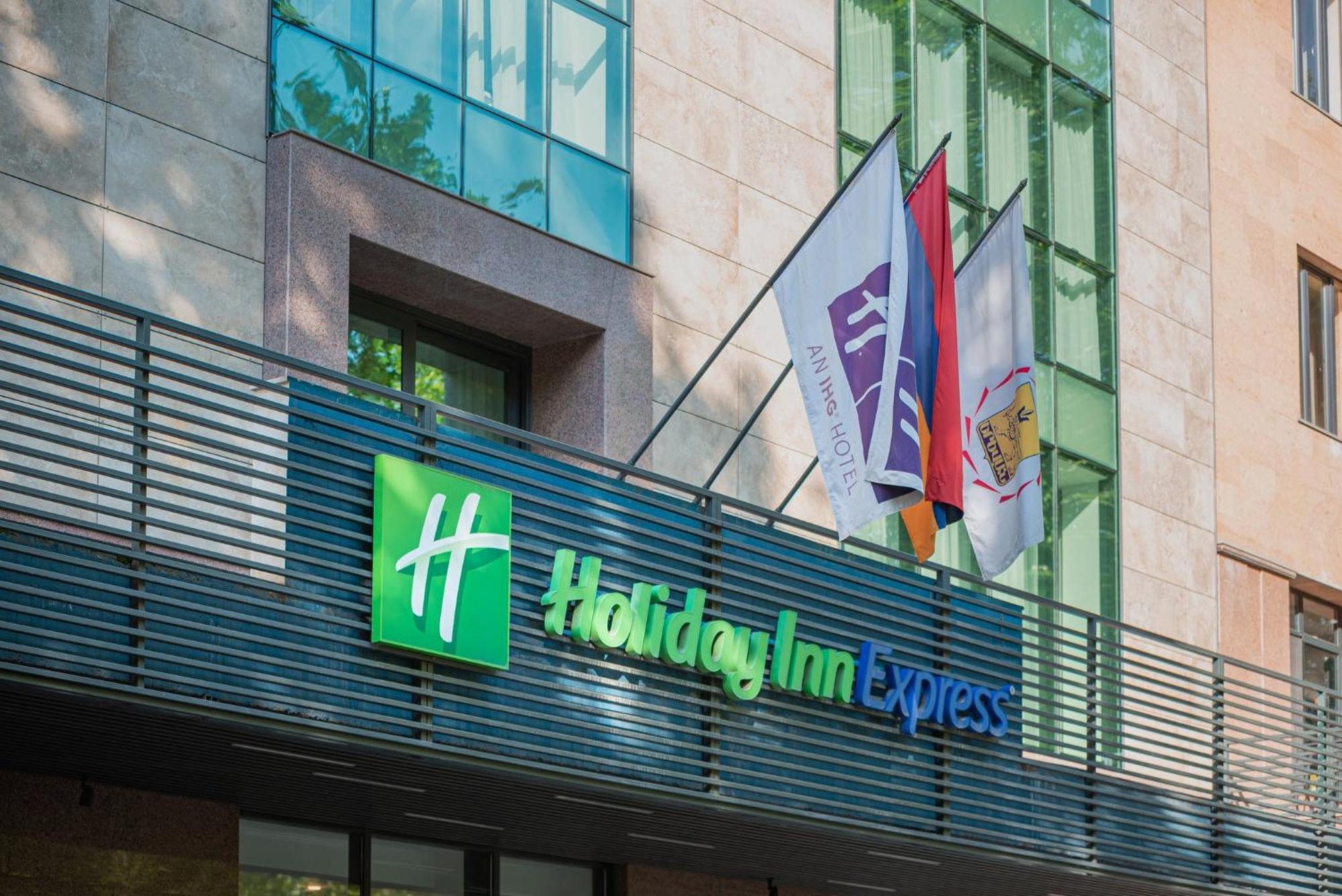 Holiday Inn Express - Yerevan, An Ihg Hotel Екстериор снимка