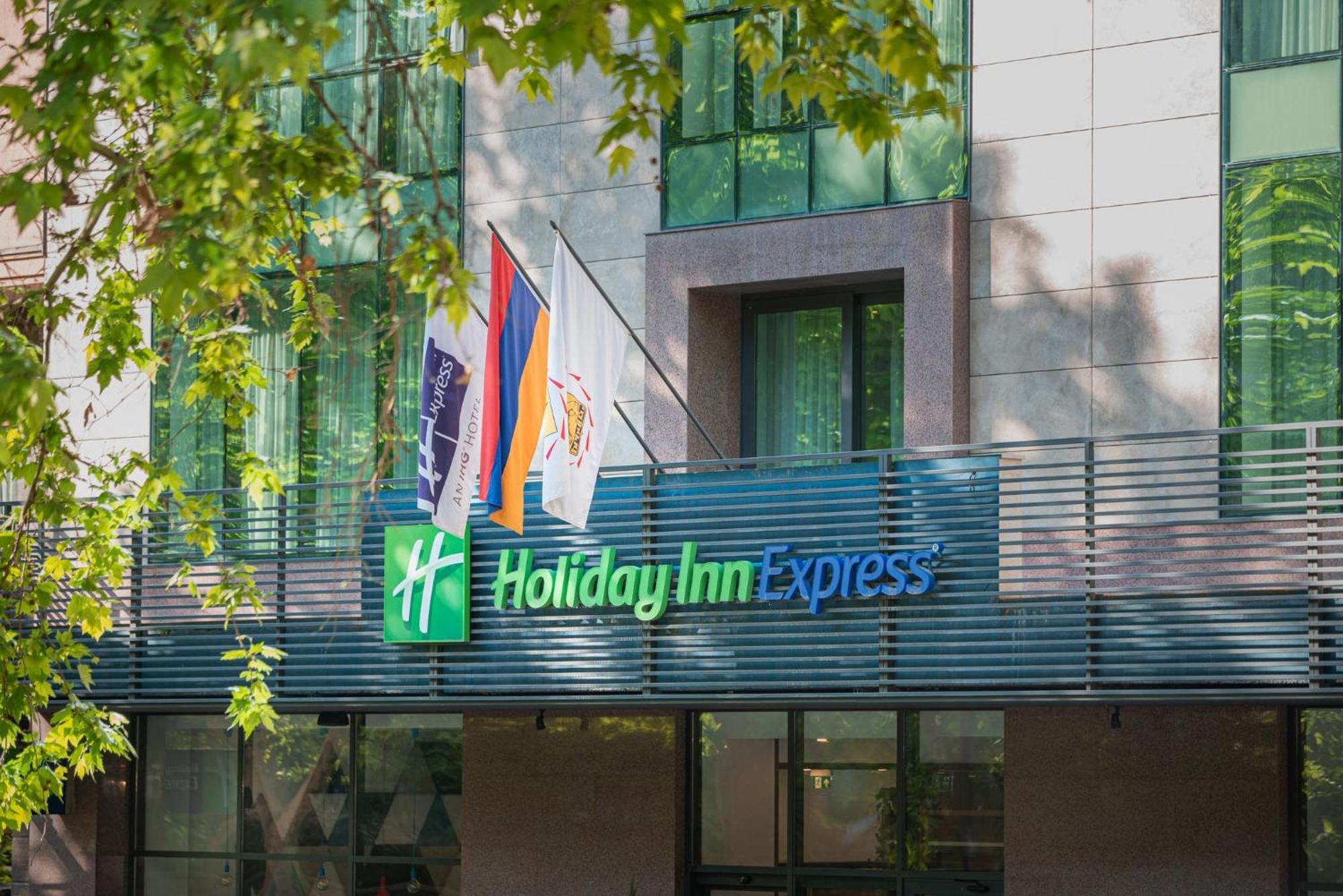 Holiday Inn Express - Yerevan, An Ihg Hotel Екстериор снимка