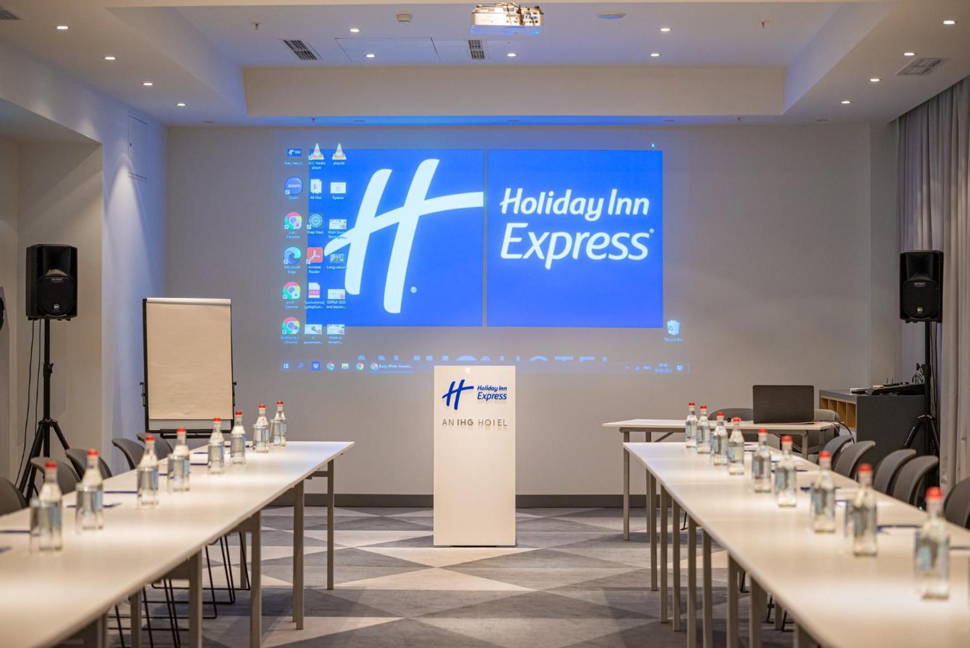 Holiday Inn Express - Yerevan, An Ihg Hotel Екстериор снимка