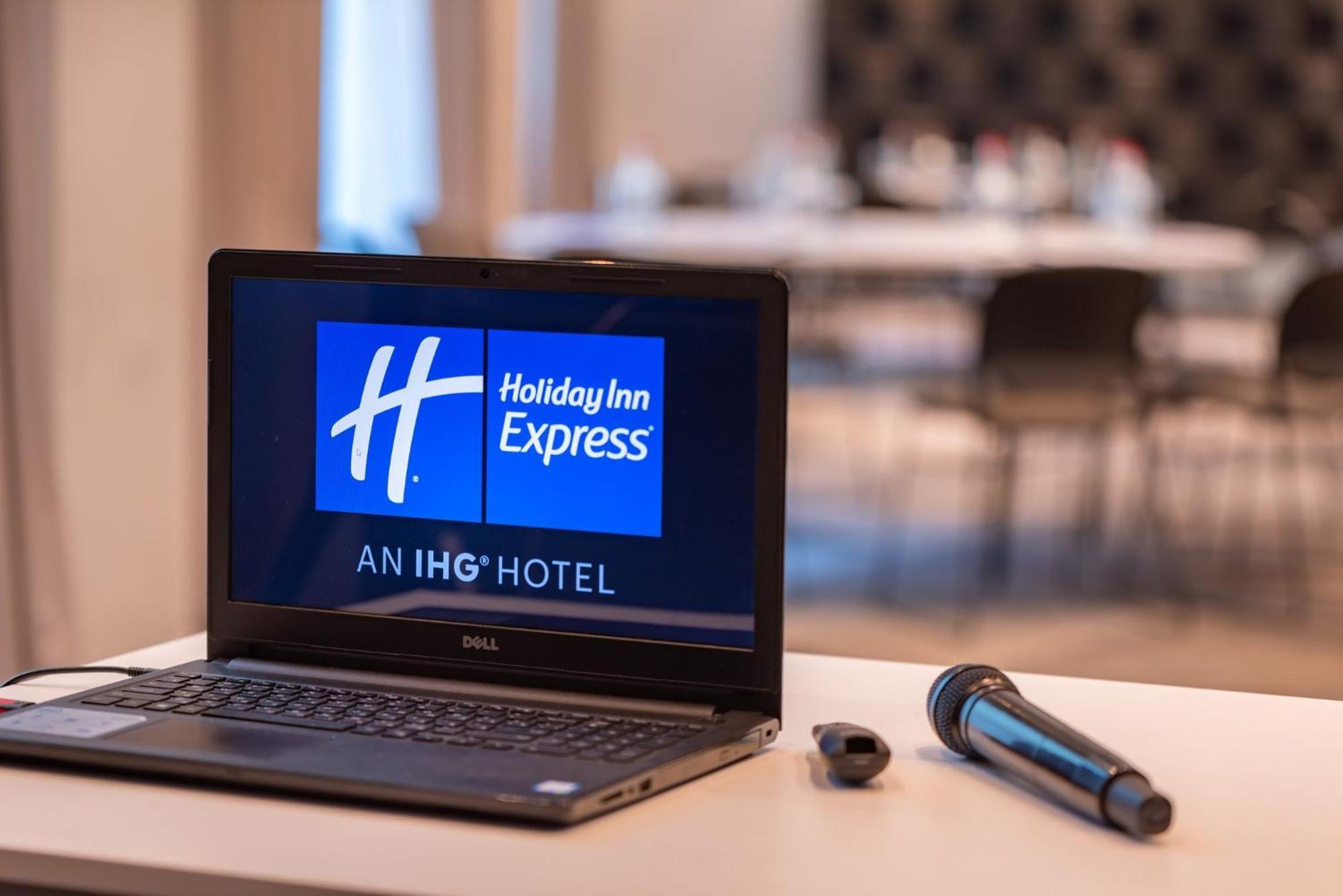 Holiday Inn Express - Yerevan, An Ihg Hotel Екстериор снимка