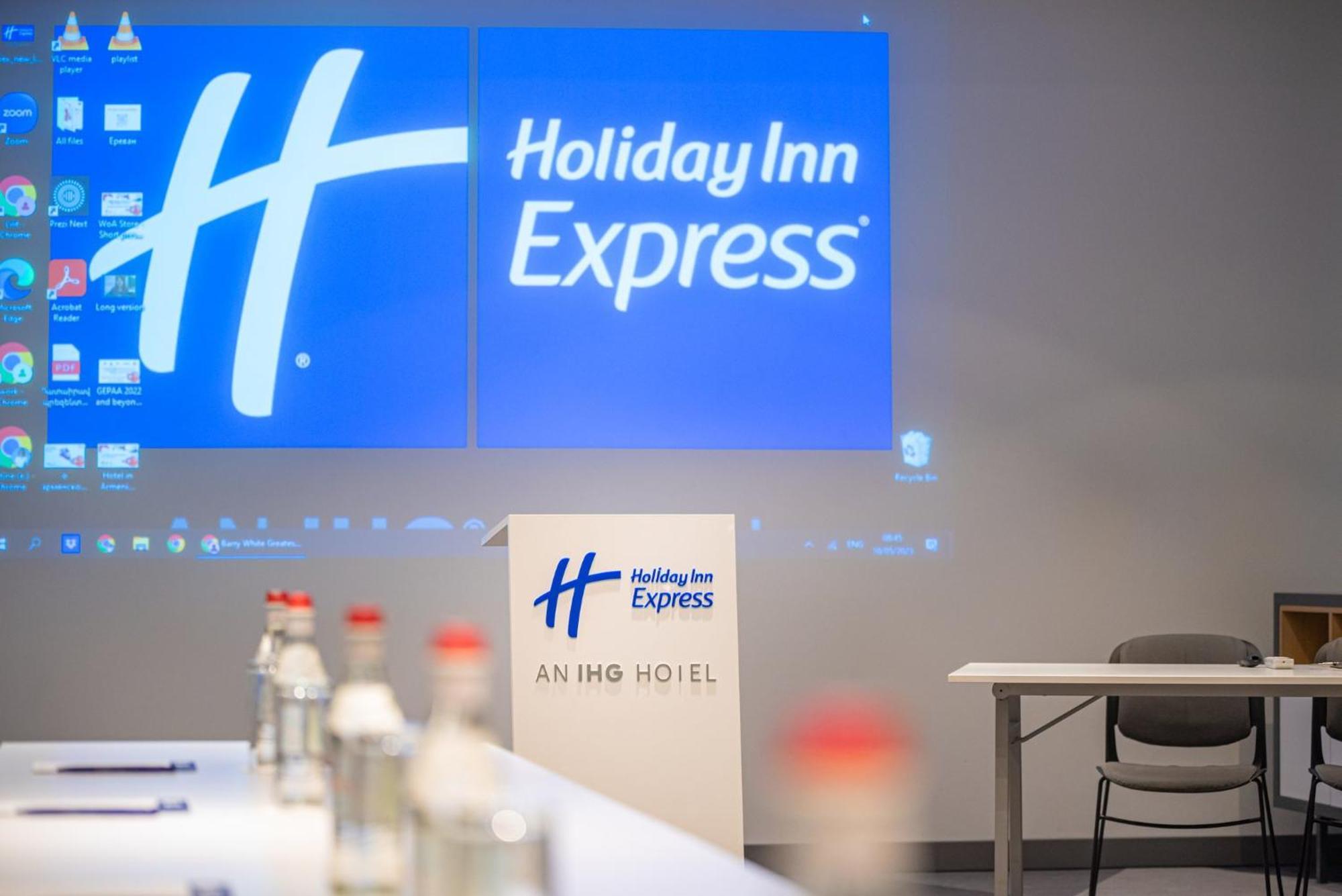 Holiday Inn Express - Yerevan, An Ihg Hotel Екстериор снимка